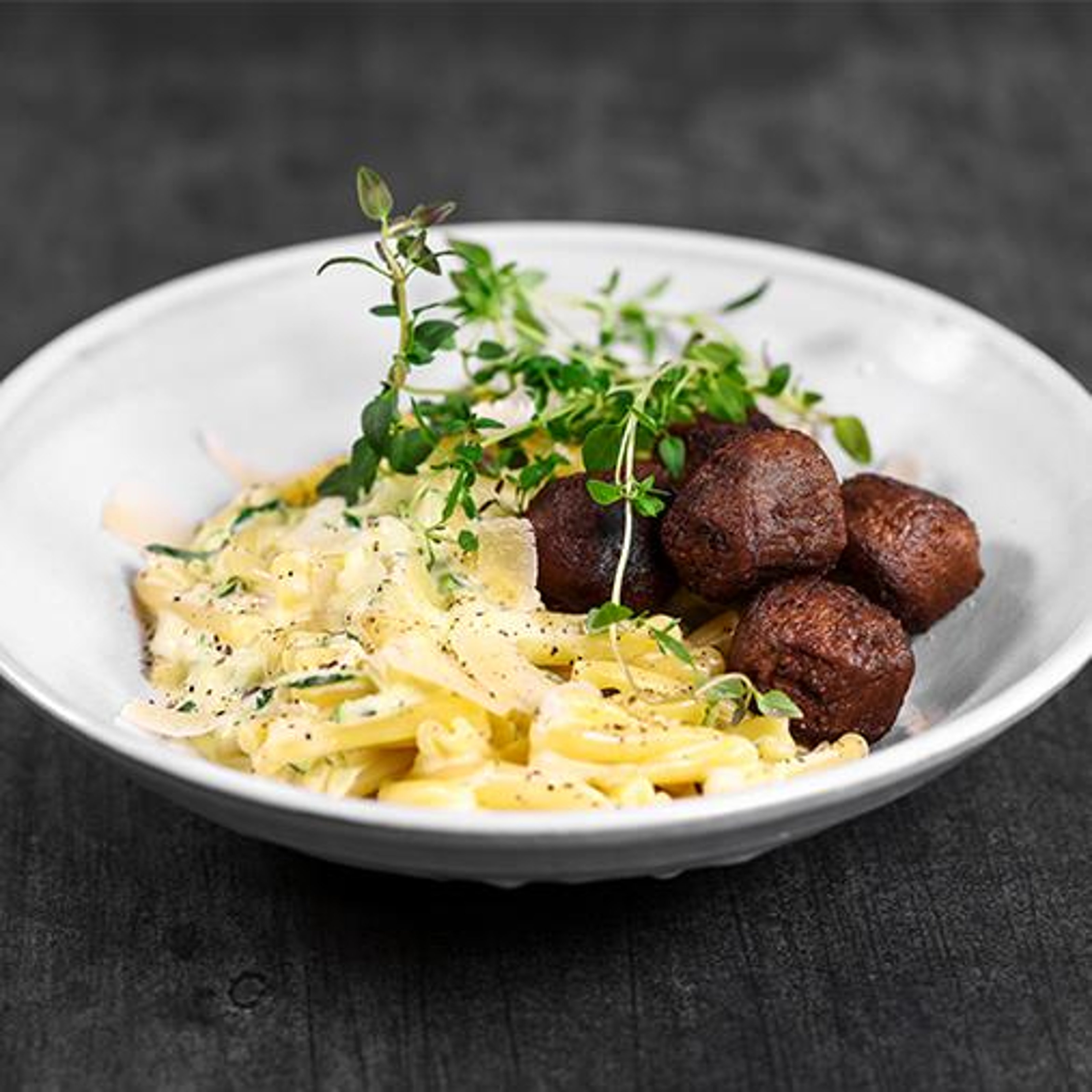 pease-bullar-med-pasta-och-gronpepparsas.jpg