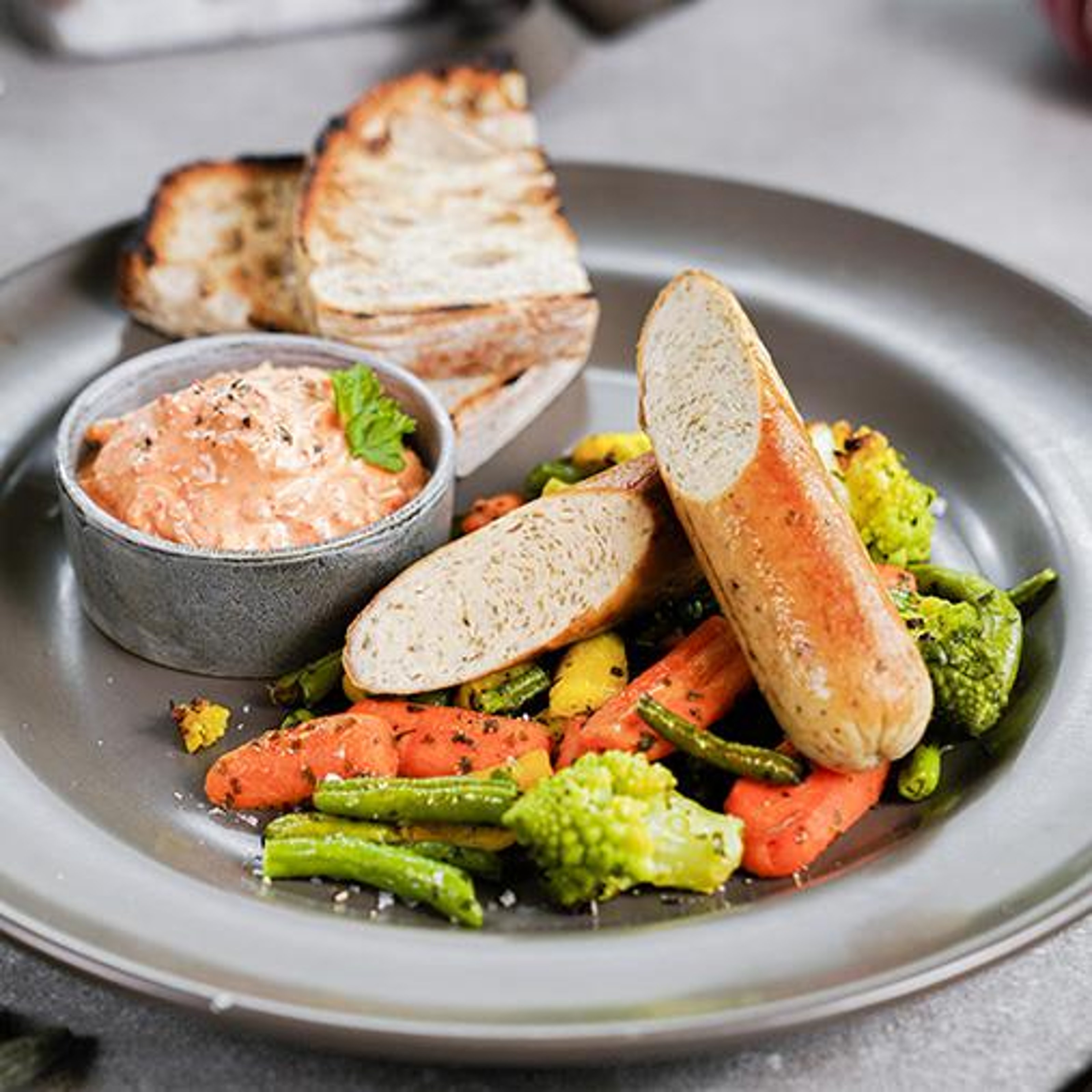 quorn-bratwurst-med-ajvar-och-surkalsrora.jpg