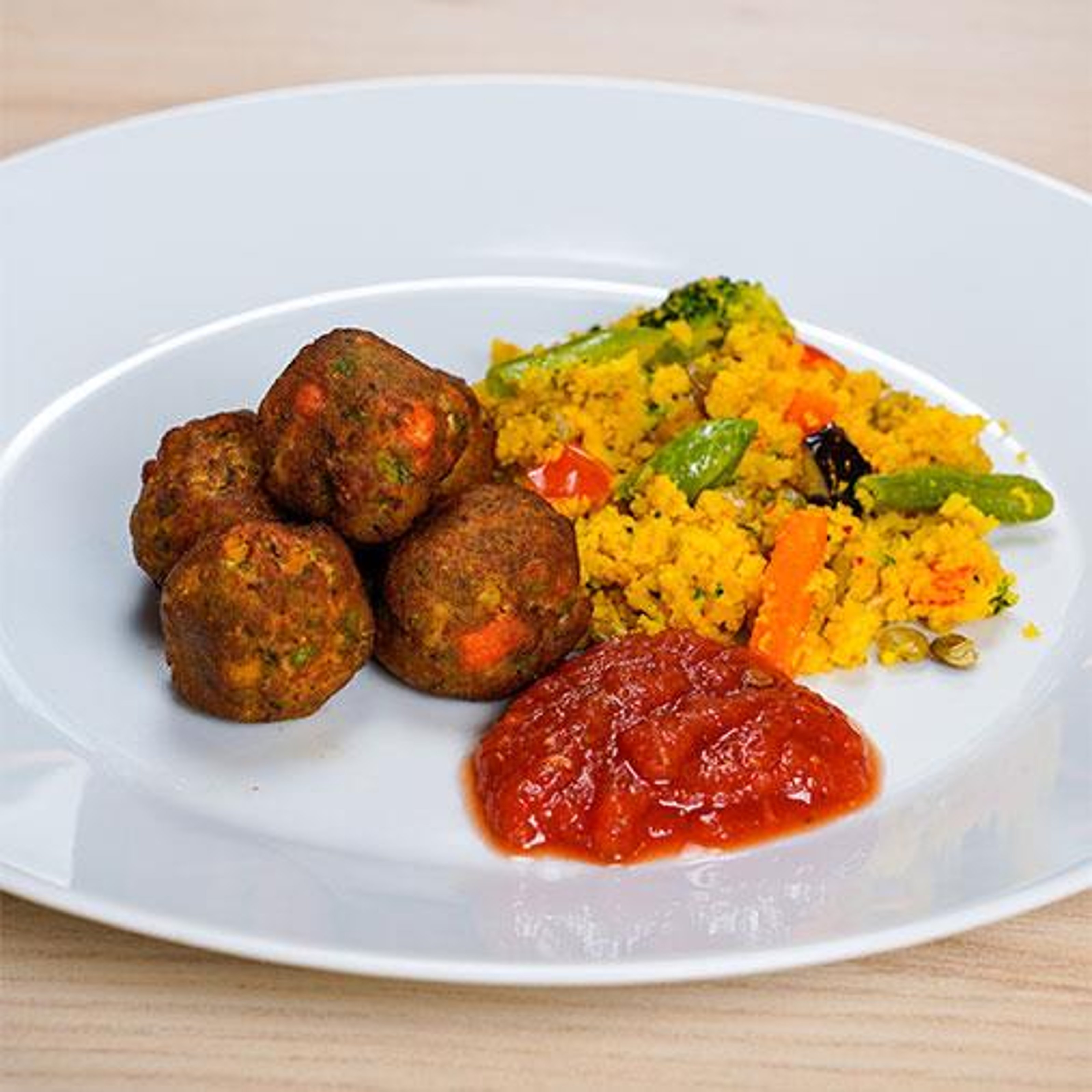 gronsaksbullar-med-tomatsas-pa-en-badd-av-couscous.jpg