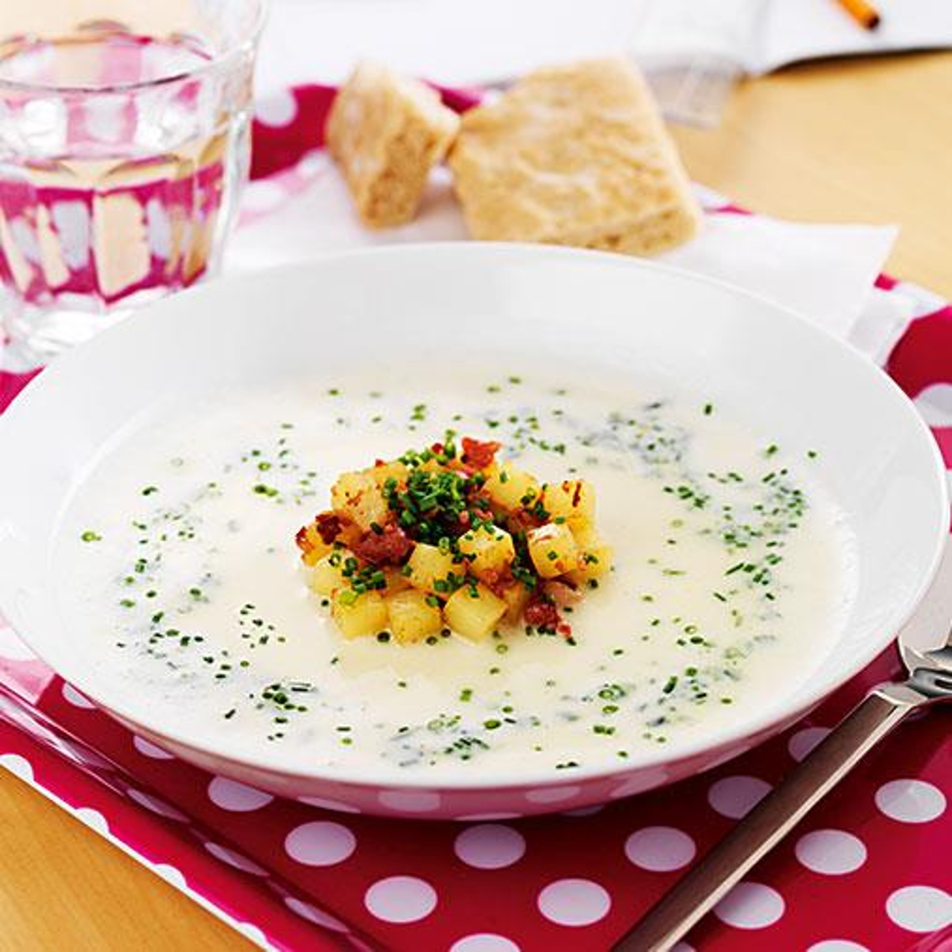 blomkalssoppa-med-potatis-och-tarnat-bacon.jpg
