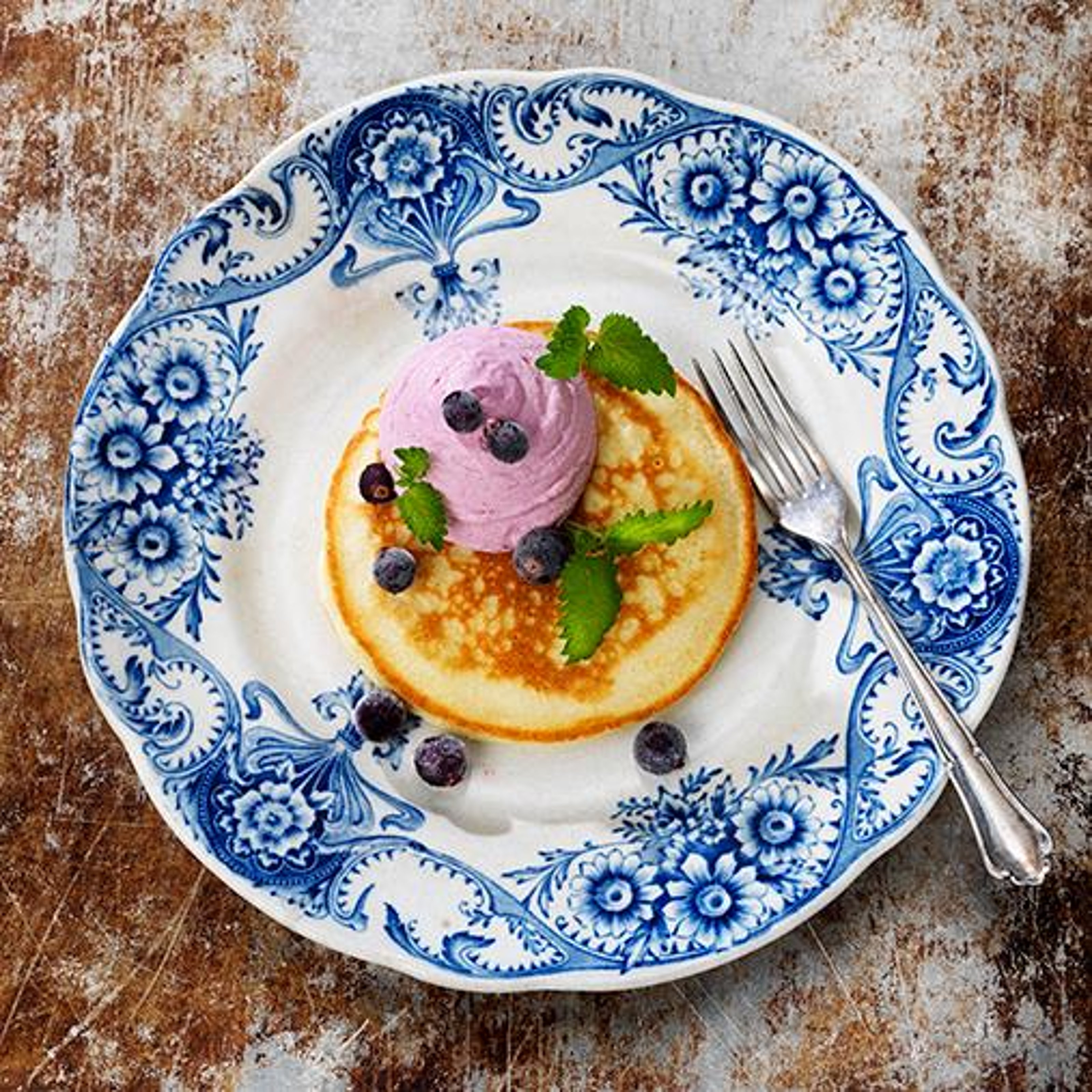 pannkaksplatt-timbal-med-svart-vinbarskvarg,-timbal.jpg