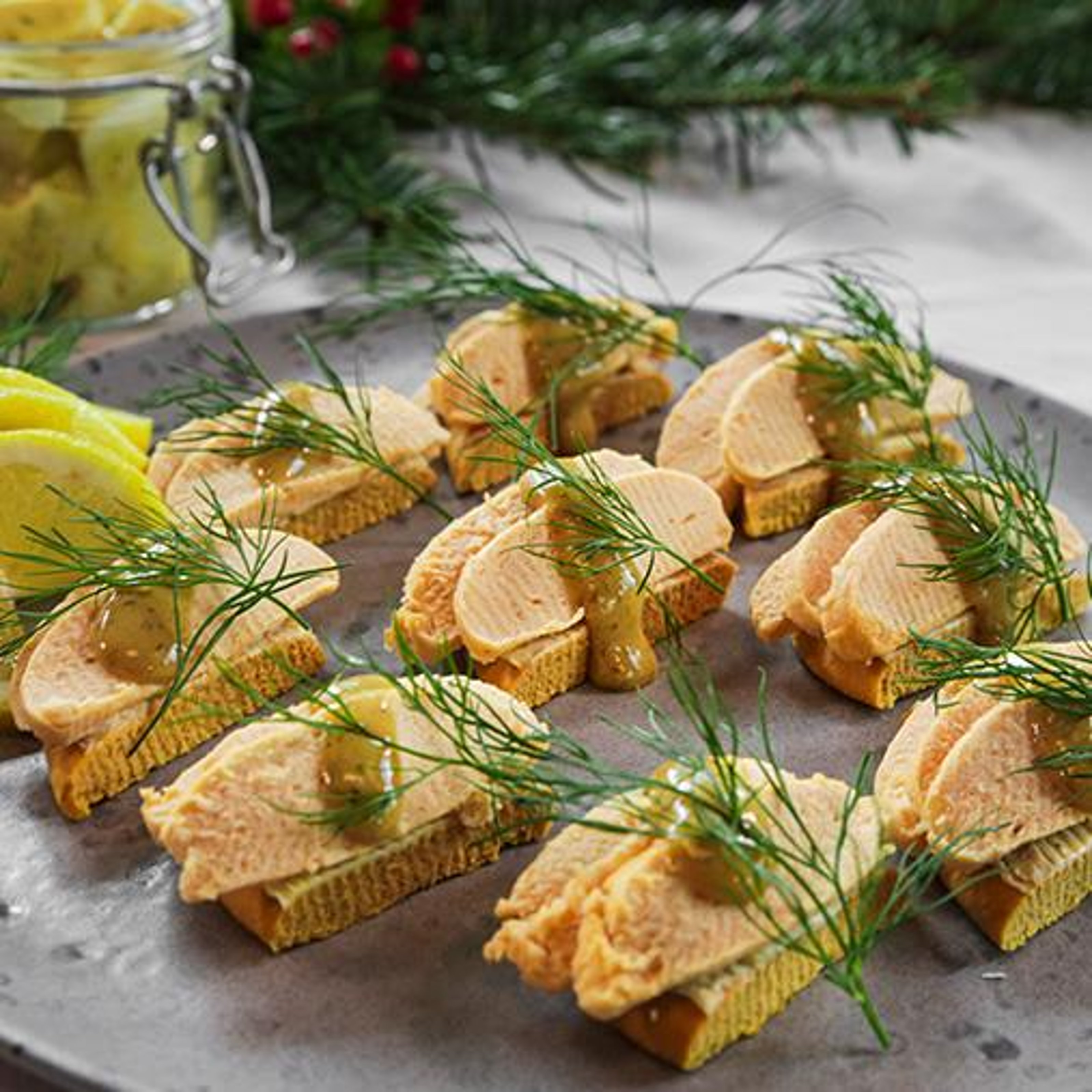 smorgas-med-rokt-lax-och-hovmastarsas,-timbal.jpg