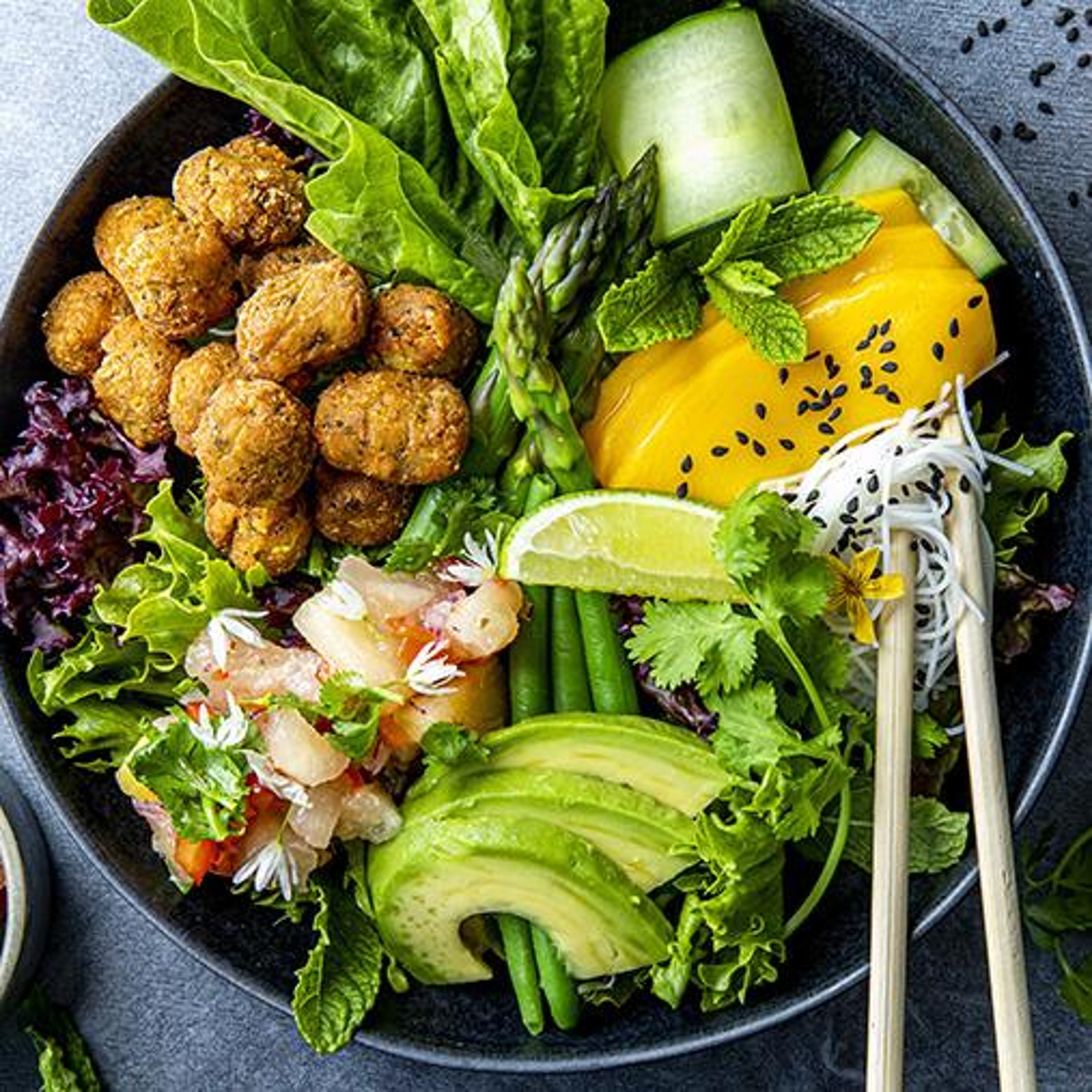 Falafel-bowl-med-avokado-mango.jpg