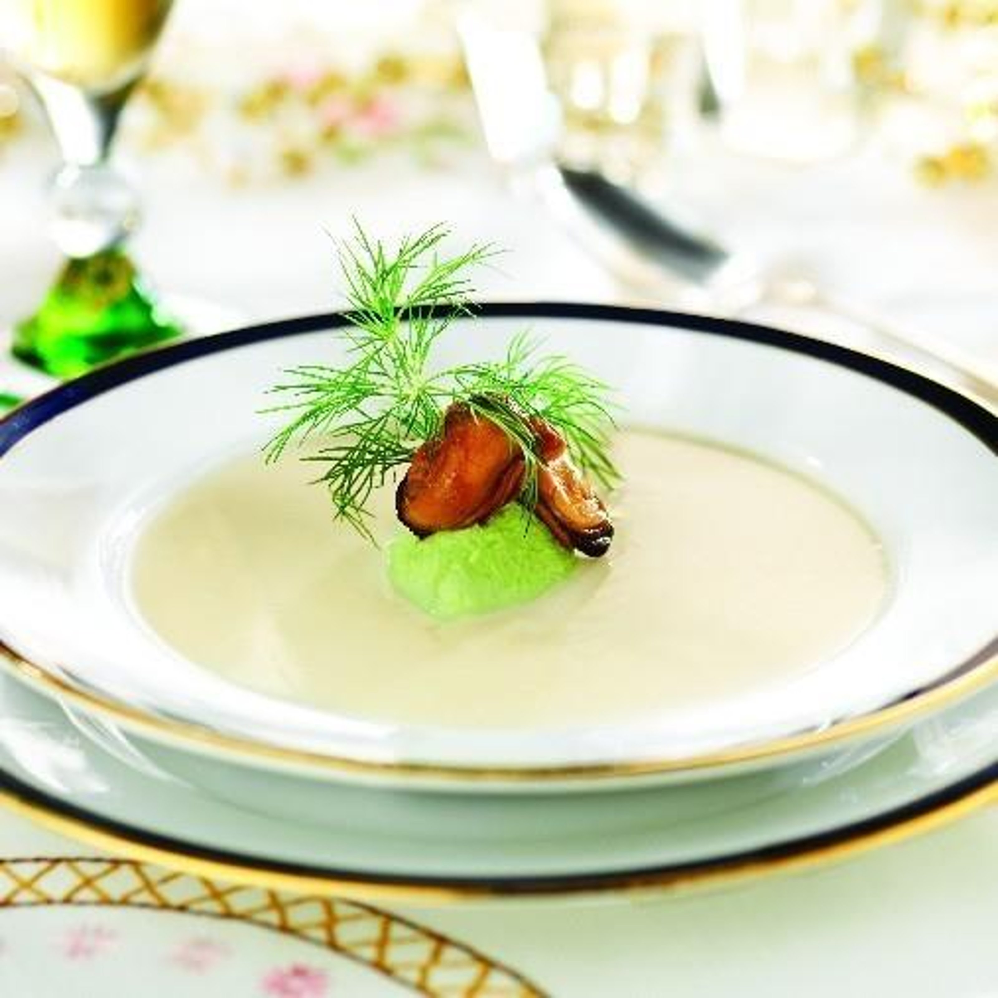 blomkalssoppa-med-varfrasch-topping-och-rokta-musslor.jpg