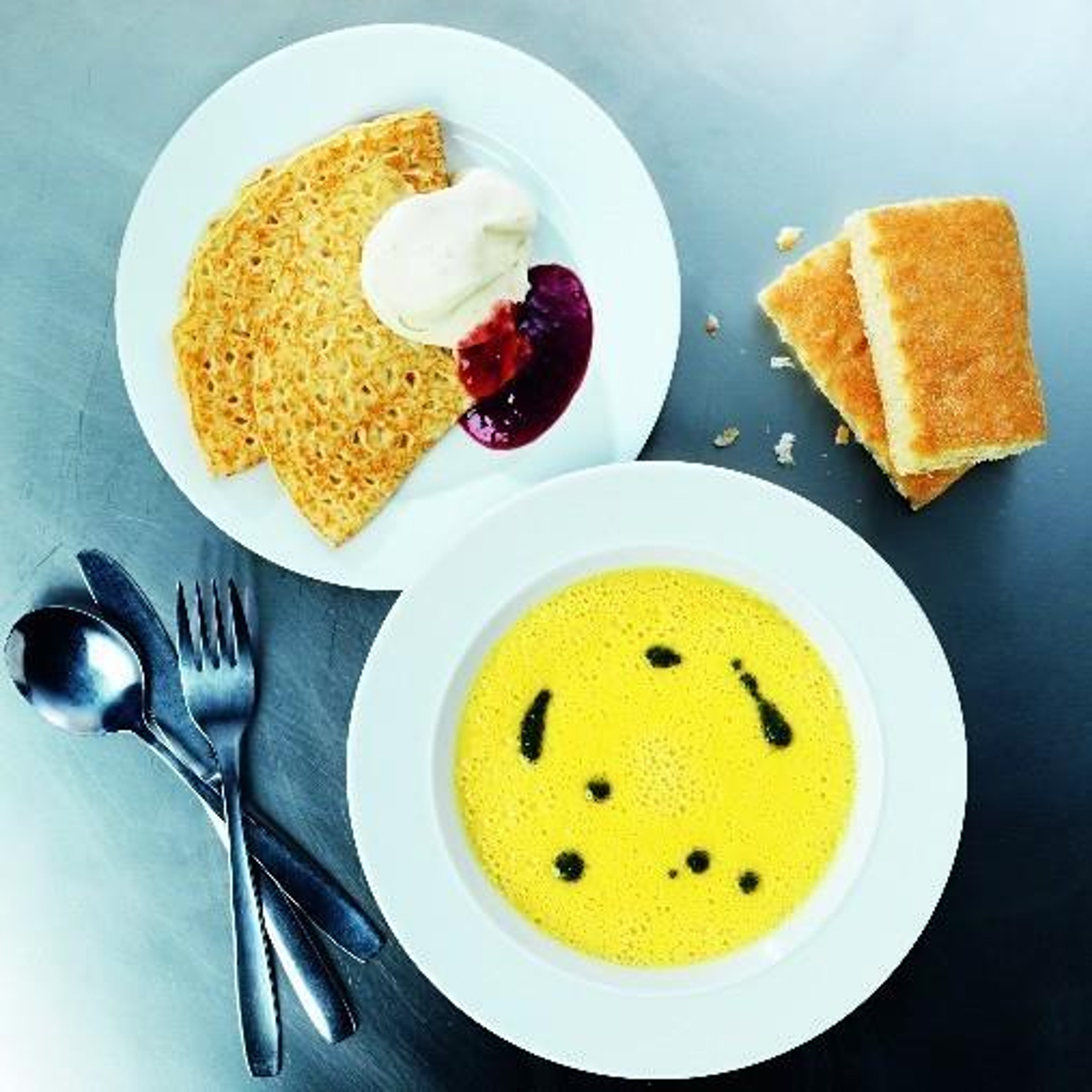 majssoppa-med-brytbrod-och-ortolja-samt-pannkakor-med-sylt-och-lakritsgradde.jpg