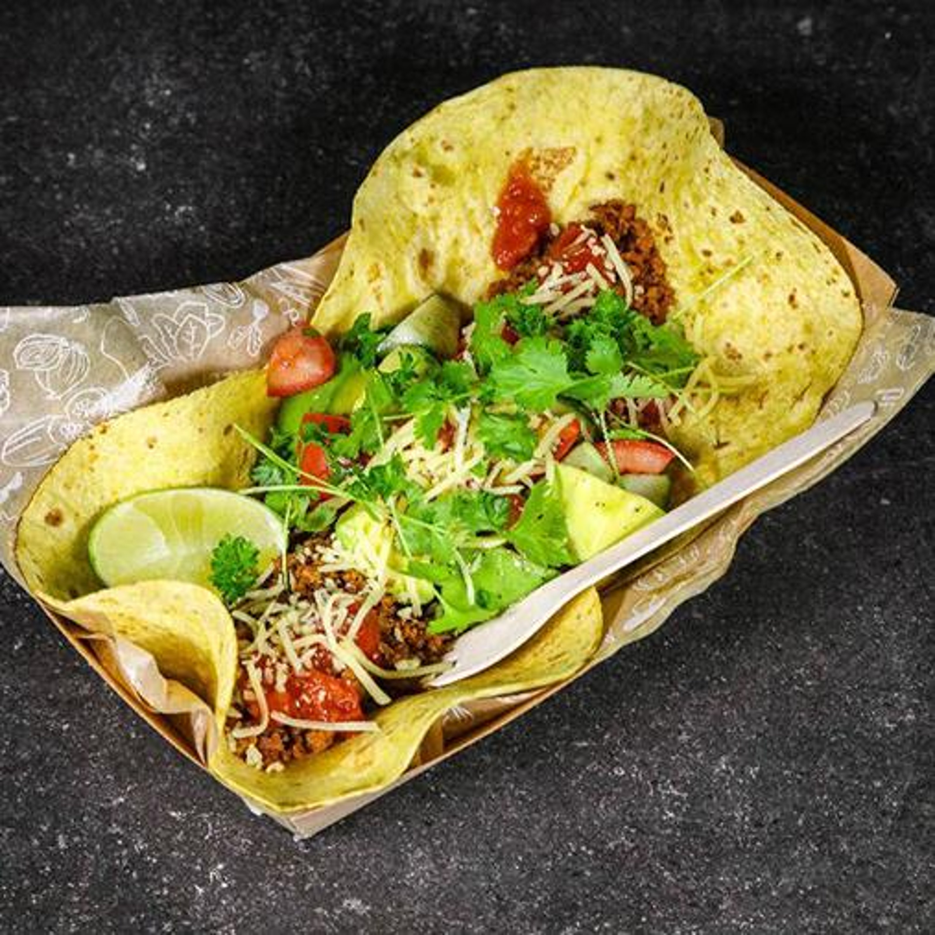 FS SE – recept – tortillia-fylld-med-veggiefars-salsa-riven-ost-sallad-och-avokado