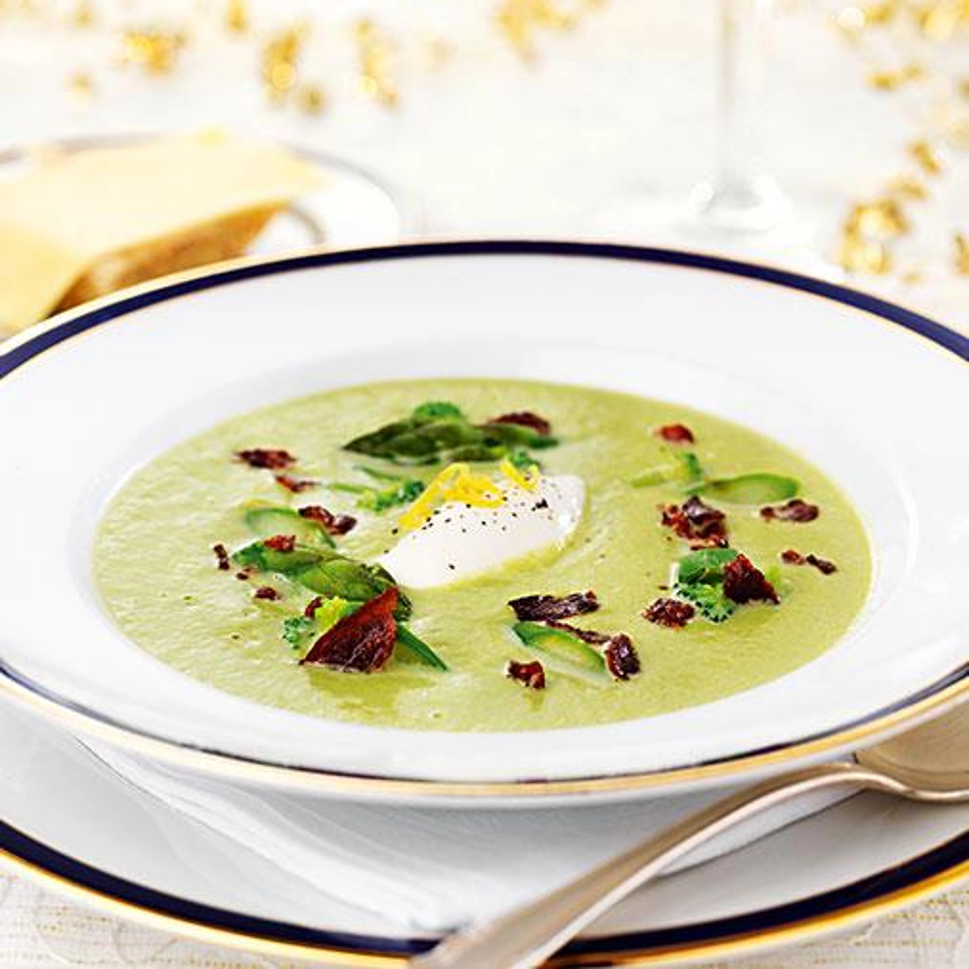 sparris-och-broccolisoppa-med-citroncreme-och-baconkrisp.jpg
