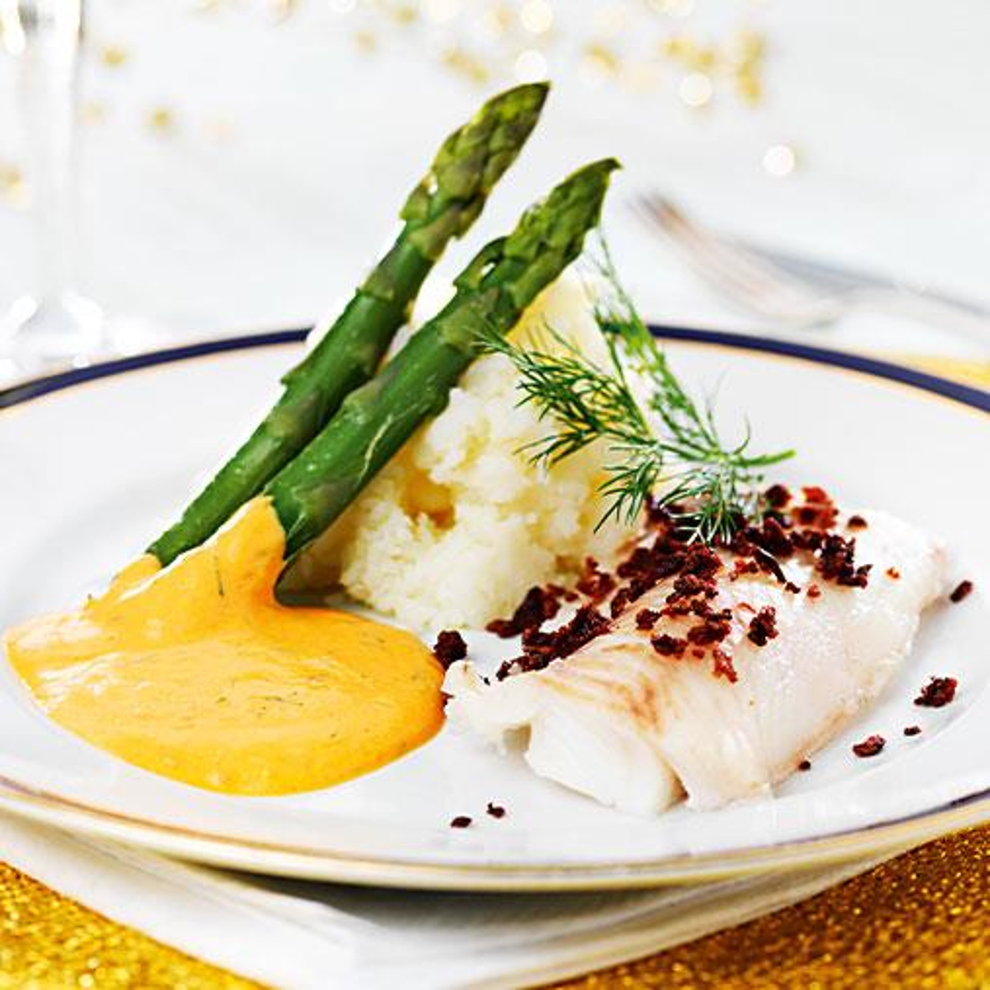 kokt-fisk-med-bacon,-lacker-sas,-pressad-potatis-och-sparris.jpg