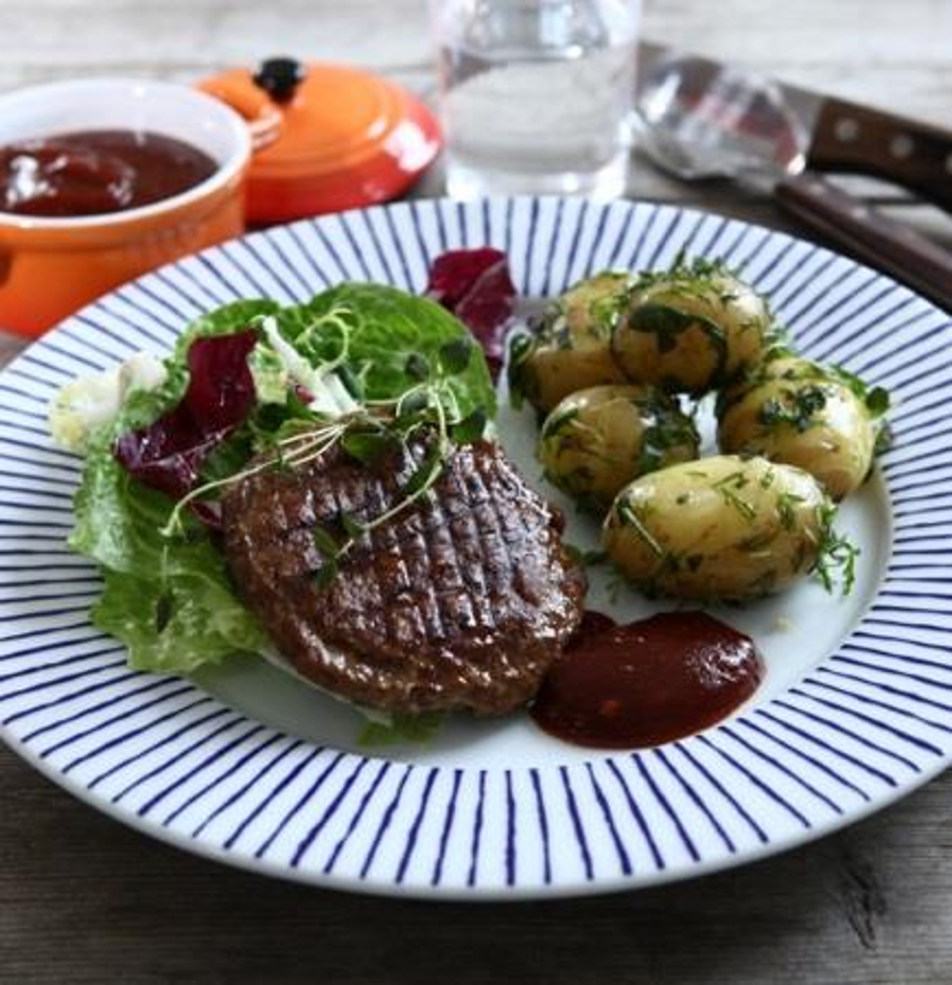 burgare-med-ortslungad-potatis-och-bbq-sas.jpg