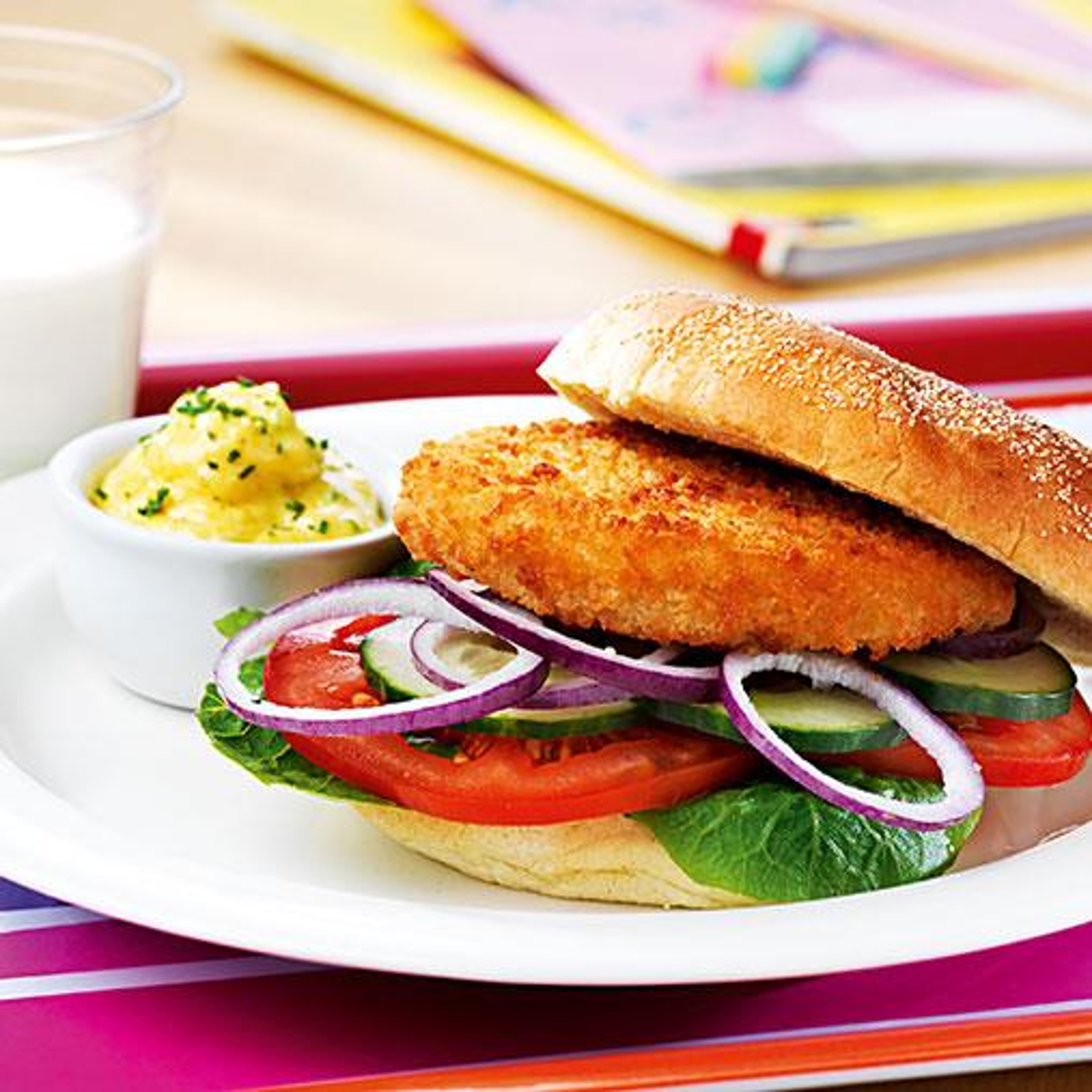 torskburgare-i-brod-med-currymajonnas-och-klassiska-tillbehor.jpg