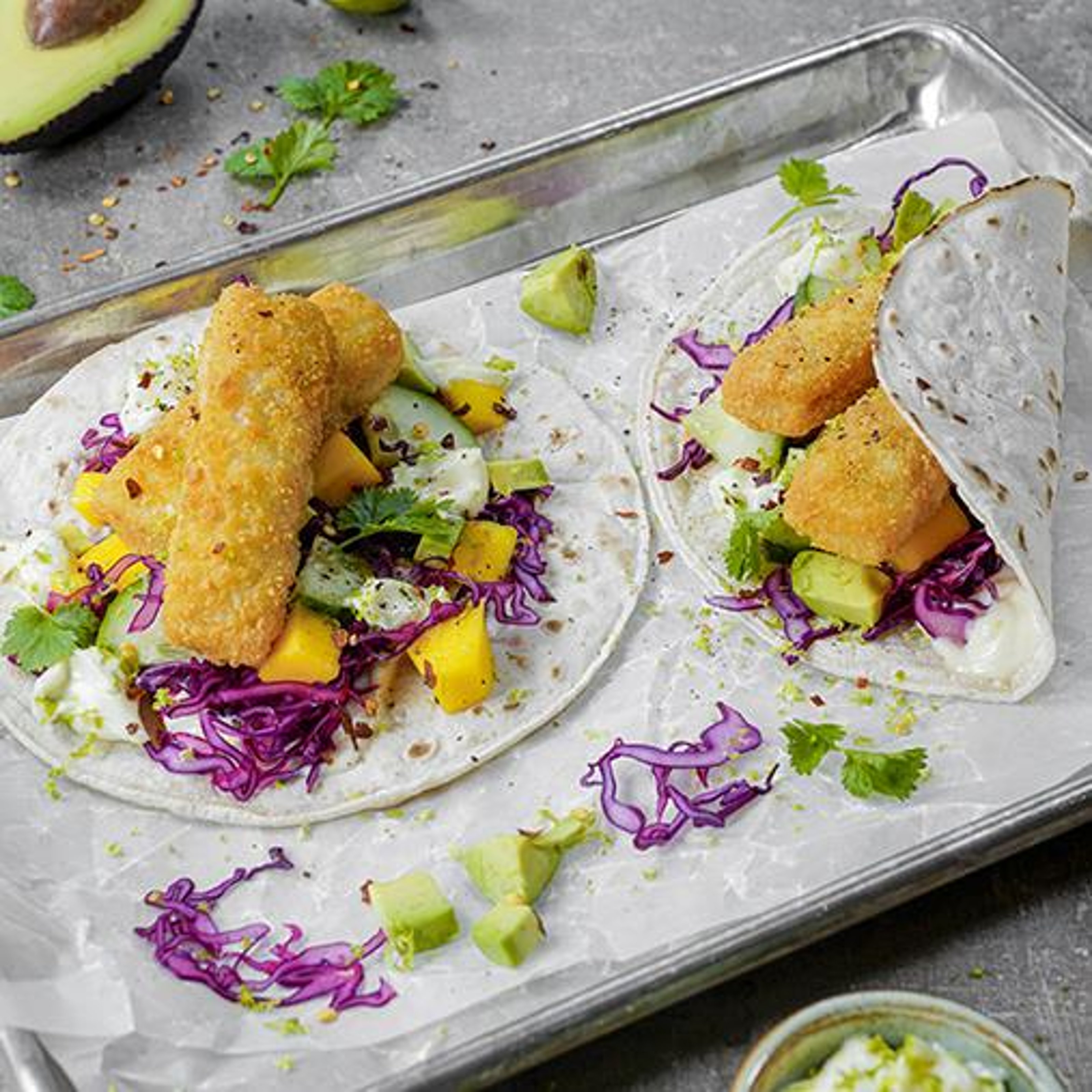fiskpinnetacos-med-rodkal-avokado.jpg